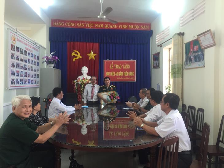 Chi bộ Hội CCB – LĐLĐ Thị xã Hòa Thành tổ chức Lễ Công bố Quyết định trao tặng Huy hiệu 40 năm tuổi Đảng